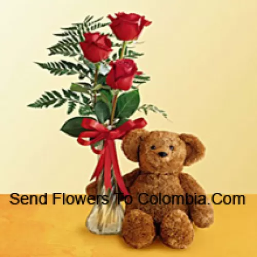 3 Rosas rojas con algunos helechos en un jarrón de cristal junto con un lindo oso de peluche de 12 pulgadas de altura