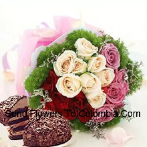 Bouquet de 8 roses roses, 8 blanches et 8 rouges avec des garnitures de saison accompagné d'un gâteau Forêt-Noire de 1 lb (1/2 kg)