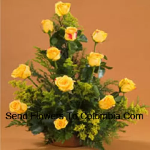 Corbeille de 12 roses jaunes avec des remplisseurs