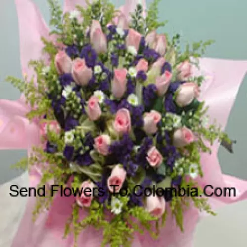 Bouquet de 30 roses roses avec des garnitures de saison