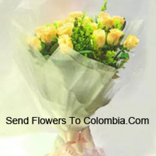 Bouquet de 12 roses jaunes avec des remplissages saisonniers
