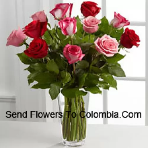 4 roses rouges, 4 roses roses et 4 roses bicolores avec des remplissages saisonniers dans un vase en verre