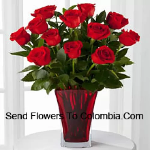 12 Roses Rouges Avec Quelques Fougères Dans un Vase